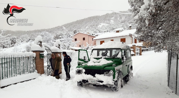 Carabinieri Forestali, notte di lavoro per portare aiuti alle persone rimaste isolate a causa della neve in Valnerina