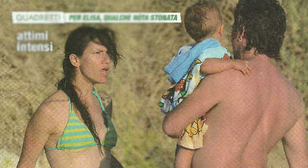 Elisa in spiaggia: litigio in famiglia a Formentera col compagno Andrea
