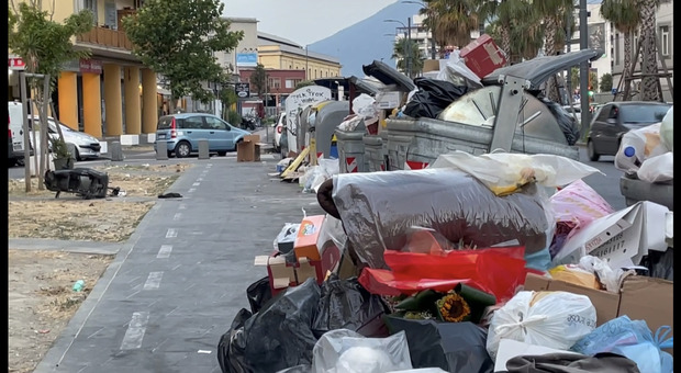 Napoli, dal corso Arnaldo Lucci a via Marina sporcizia e rifiuti in strada