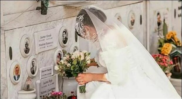 Ischia, in abito da sposa sulla tomba del padre: la foto commuove il web. «Verso quell’altare io ti portavo con me»
