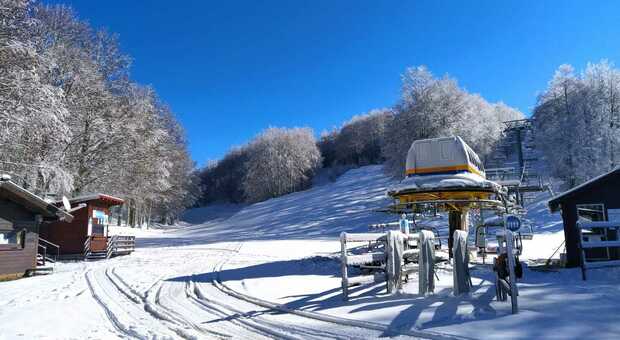 A Monte Livata è arrivata la prima neve: per Natale e Capodanno verso il tutto esaurito Skipass, aumento contenuto