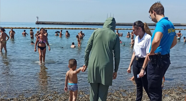Donne musulmane in acqua a Trieste scoppia la protesta: «Qui vestite il bagno non lo fate»