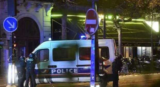Attentati a Parigi, un testimone della Cnn al Bataclan: «Ostaggi uccisi a freddo uno alla volta». Poi i terroristi si fanno esplodere.