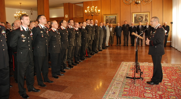 Il generale di corpo d'armata Carmine Adinolfi saluta i carabinieri del Friuli Venezia Giulia