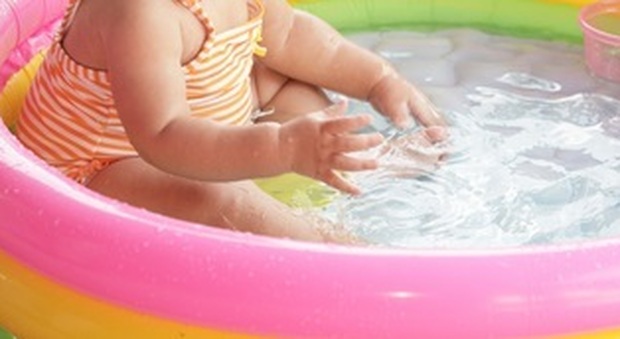 Bimba di 14 mesi rischia di affogare nella piscinetta: salvata dal nonno