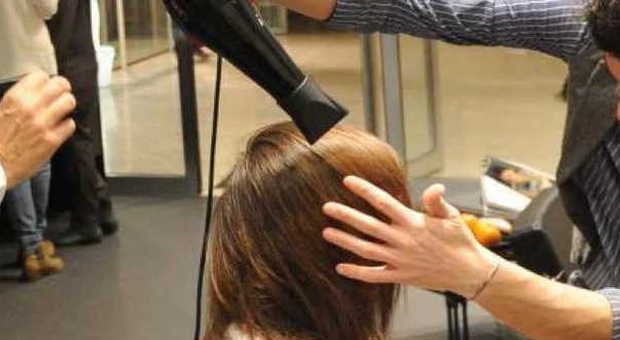Tinta sbagliata e capelli accorciati: chiede i danni al parrucchiere