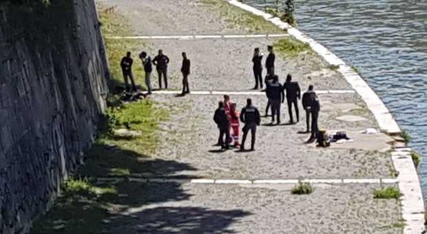 Roma, trovato il corpo di una donna sotto Ponte Sisto: volto tumefatto