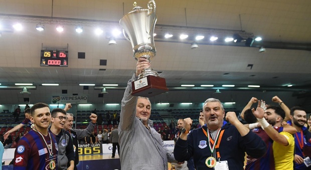 Il patron Roberto Pietropaoli con la Coppa della Divisione vinta a Pesaro
