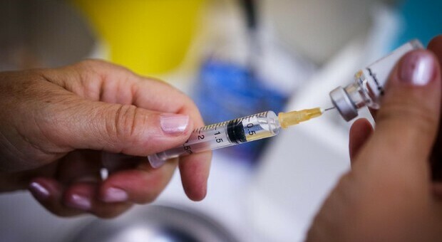 Vaccino, perse 800 dosi del siero Moderna: guasto al congelatore