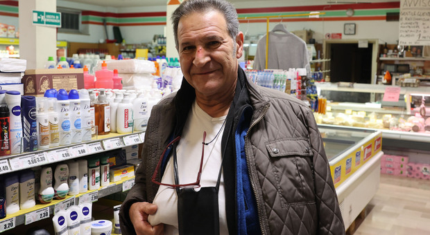 Franco Ardivel il giorno della riapertura del suo negozio a Ponte nelle Alpi
