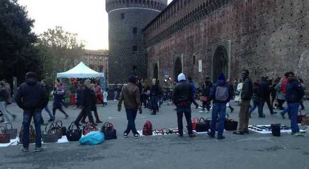 Milano, l'invasione degli abusivi al Castello. La denuncia: "Vu cumpra' padroni della zona"