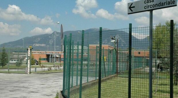 Detenuto dà fuoco alla cella e muore intossicato: l'incendio ha coinvolto anche altri detenuti