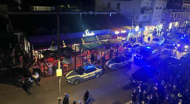 Frosinone, agguato a colpi di pistola davanti a un bar in centro: un morto e tre feriti gravi