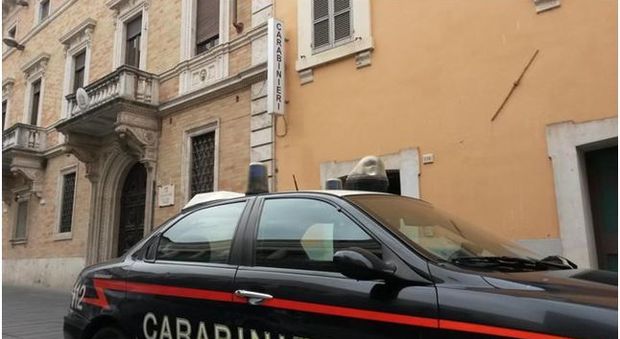 Foligno, aggredisce i genitori per la droga I carabinieri fermano l'incubo e l'arrestano