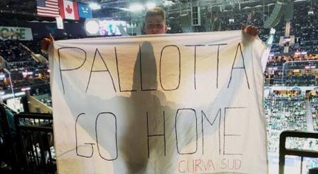 Roma, spunta lo striscione «Pallotta go home» durante una partita di Nba