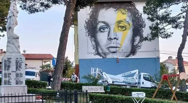 Tavullia omaggia Valentino Rossi con una serie di giganteschi murales: il primo è in stile David Bowie. Per la foto si ringrazia Amato Ballante