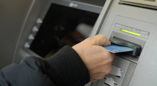Mogliano Veneto. Ladri manolesta al bancomat dell'Unicredit di Piazza Duca d'Aosta: rubano 2mila euro ad un 30enne mentre preleva