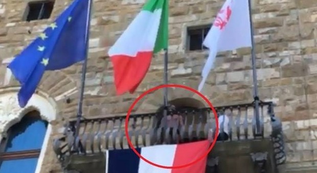 Studente in mutande si affaccia da Palazzo Vecchio, multata la prof