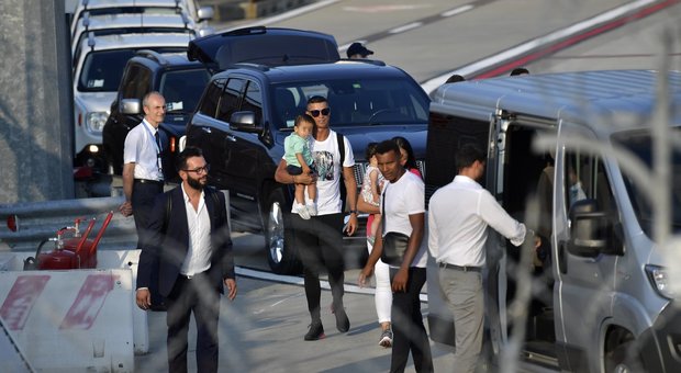 Ronaldo, arrivo da star a Torino, sei jeep per proteggerlo