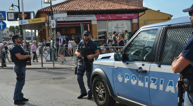 Paura in piazzale Roma: 25enne minaccia i passanti con un coltello