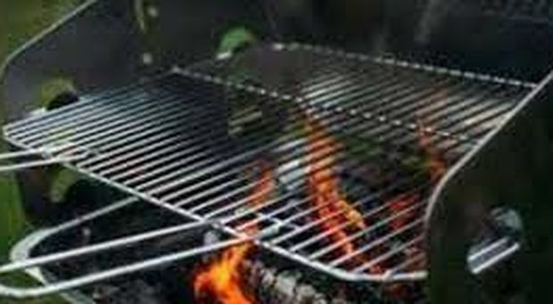 Tenta di accendere il barbecue: donna ustionata, è grave