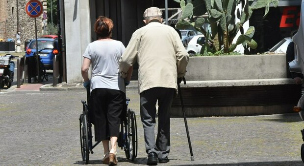Roma, anziano e disabile preleva tremila euro per i regali ai nipotini: derubato in piazza Ippolito Nievo