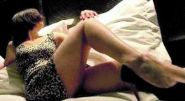 Baby squillo, i clienti patteggiano Il fotografo Fusco accusato di violenza: «Forse usati attrezzi erotici»