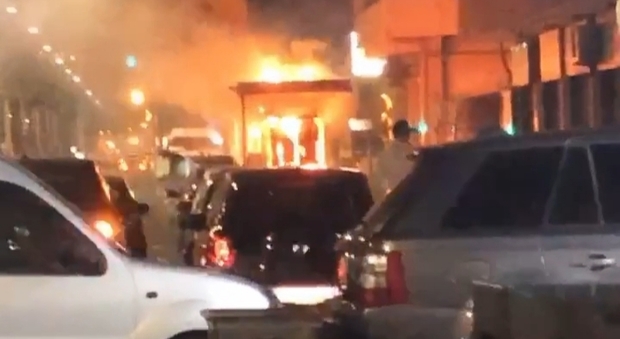Napoli, fuoco una pompa di benzina in via Vespucci: paura tra i residenti