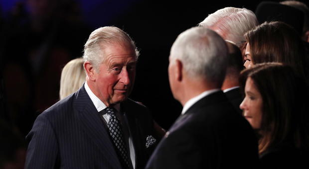 Il principe Carlo non stringe la mano a Mike Pence al Forum sull'Olocausto, bufera sui social