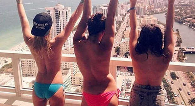 Le tre studentesse in topless