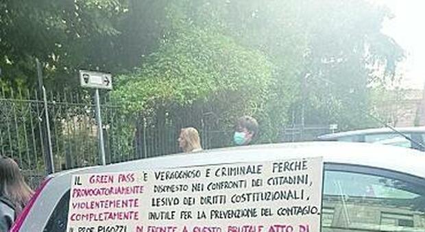 Sospeso il professore orvietano no vax che protesta davanti alla sua scuola