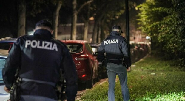 Torino, uomo di 52 anni muore in auto: ucciso a colpi di pistola all'uscita dal bar