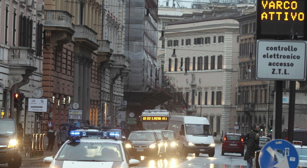 Firenze, automobilista assolto per gli accessi seriali in Ztl (da gennaio a maggio): pagherà solo la prima multa. La decisione del giudice