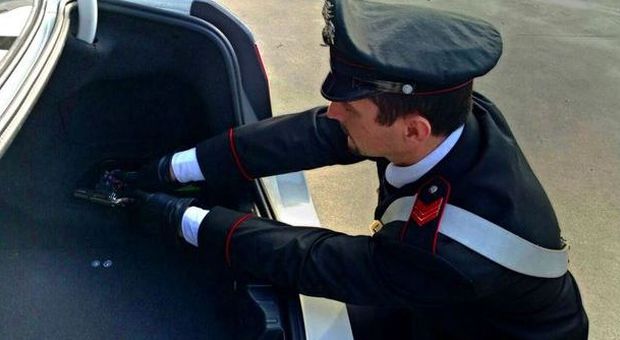 Fermati tre romagnoli nel Napoletano in giacca e cravatta: nell'auto di lusso avevano pistola rubata