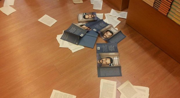 Salvini, collettivi strappano i suoi libri: «Sono dei deficienti fascisti»