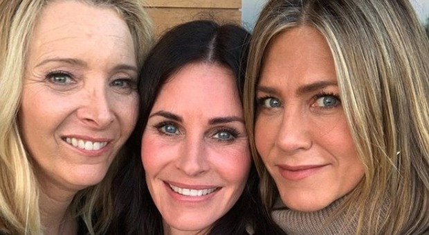 Monica di Friends compie 55 anni: selfie speciale con Rachel e Phoebe, fan impazziti