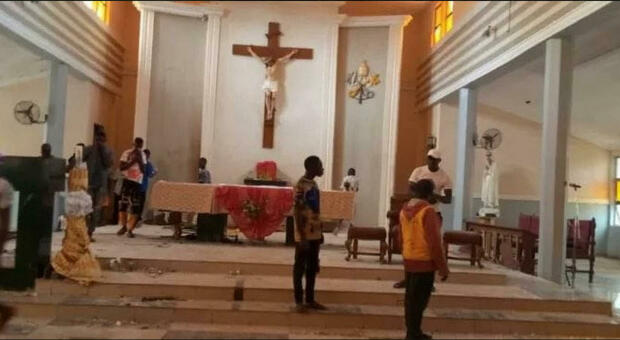 Napoli, il sacerdote nigeriano di Materdei: «Attacco in chiesa, il mio Paese nell'incubo»