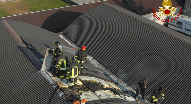 Principio d’incendio sul tetto del capannone, i pompieri evitano guai
