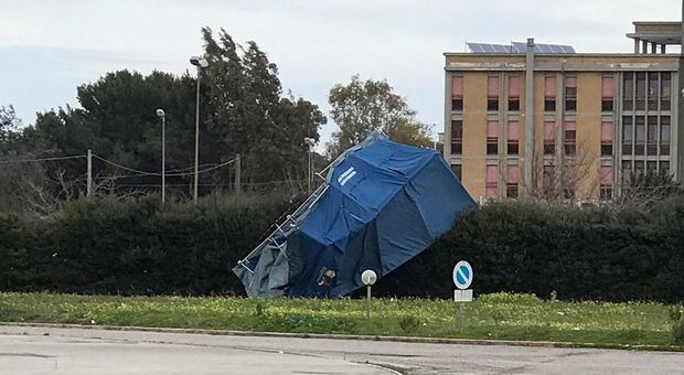 La tenda del triage spazzata via dal vento