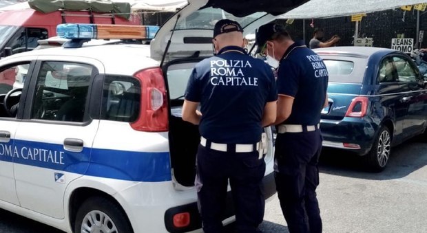 Roma, norme anti Covid19 violate: chiusi 16 banchi al mercato di via delle Cave Ardeatine
