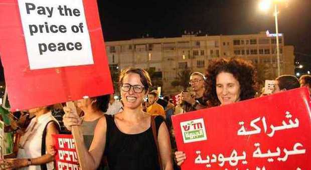 Gaza, migliaia in piazza a Tel Aviv: «Negoziare con Abu Mazen»