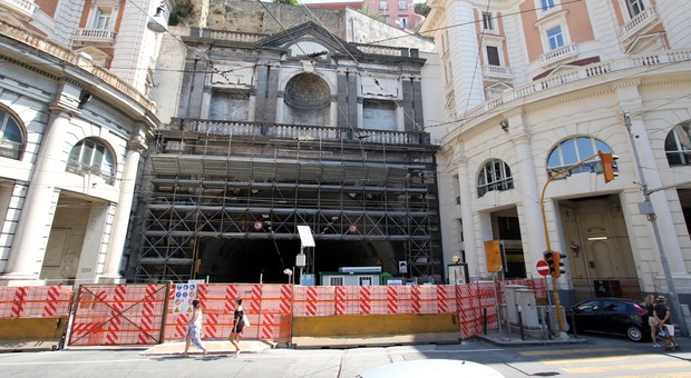 Napoli, 328 giorni di stop per la Galleria Vittoria: «Con il ritorno a scuola sarà il caos»