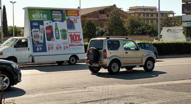 Roma, boom di furti di furgoni per la pubblicità: caccia alla banda dietro al business delle vele