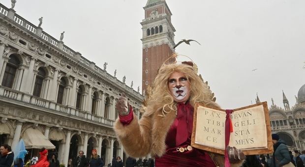 Carnevale a Venezia, il gran finale: l'edizione dei record dopo la pandemia. «Picco di 100mila visitatori in un giorno»