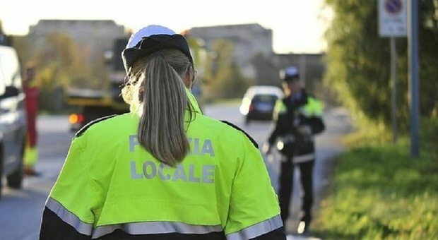 Jesi, rischia la multa record da 10mila euro: la Polizia Locale ferma una donna dopo cinque infrazioni