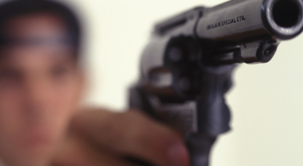 Pistola a scuola: studente rischia l'espulsione. In casa banconote false