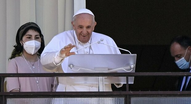 Papa Francesco, l'Angelus dal Gemelli dopo l'intervento: «Salvare il servizio sanitario gratuito, anche la Chiesa lo faccia»
