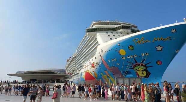 Lo sbarco di 4.200 turisti dalla colorata Norwegian Breakaway, lo scorso fine settimana alla stazione marittima di Salerno