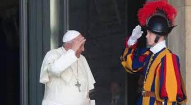 Il Papa alle guardie svizzere, tenete in tasca un rosario durante il picchetto