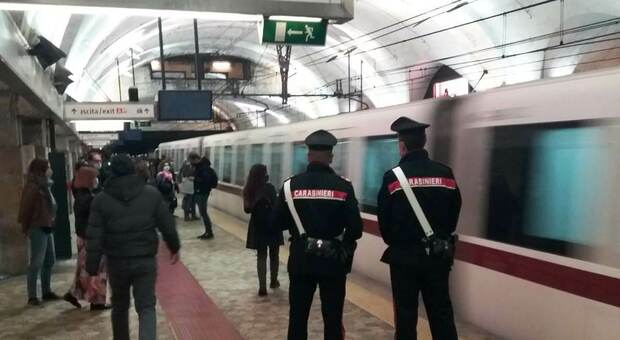 Controlli dei carabinieri nella metro a Roma